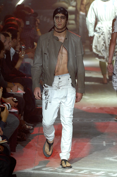 desfiles-johngalliano-parisverao2008men-106