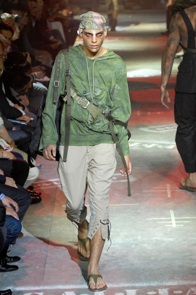 desfiles-johngalliano-parisverao2008men-113