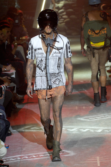 desfiles-johngalliano-parisverao2008men-115