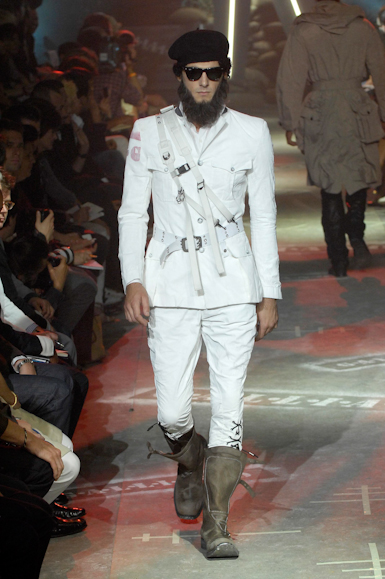 desfiles-johngalliano-parisverao2008men-148
