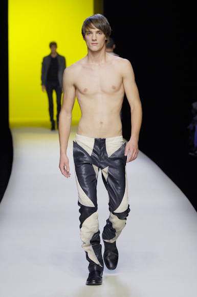 desfiles-thierrymugler-parisverao2008men-124