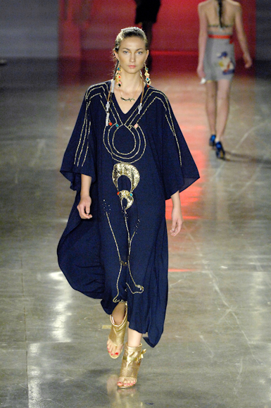 desfiles-fabiabercsek-saopauloverao2008rtw-120