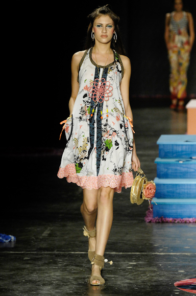 desfiles-erikaikezili-saopauloverao2008rtw-112