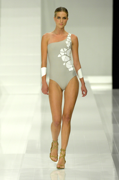 desfiles-lenny-rioverao2008rtw-137