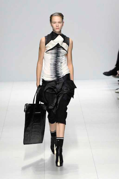 desfiles-rickowens-paris-verao2008rtw-122