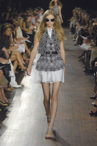 desfiles-proenzaschouler-nyverao2008rtw-109