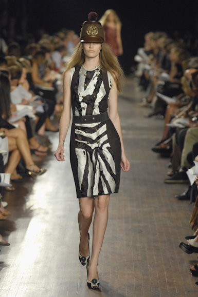 desfiles-proenzaschouler-nyverao2008rtw-123