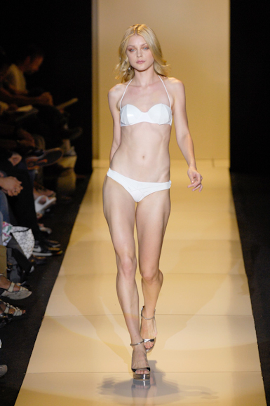 desfiles-rosacha-nyverao2008rtw-151