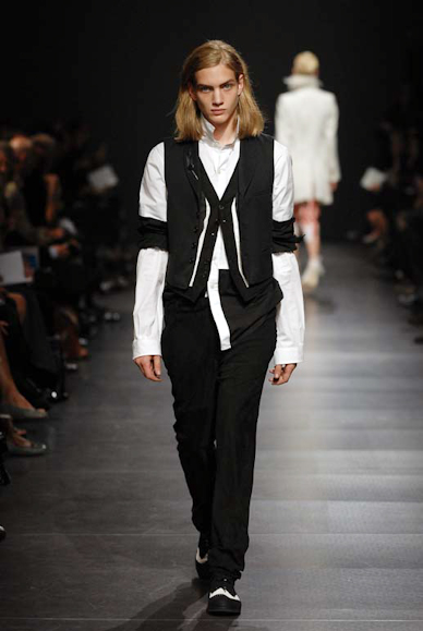 desfiles-anndemeulemeester-paris-verao2008rtw-111