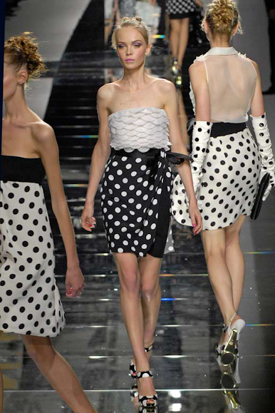 desfiles-valentino-paris-verao2008rtw-152