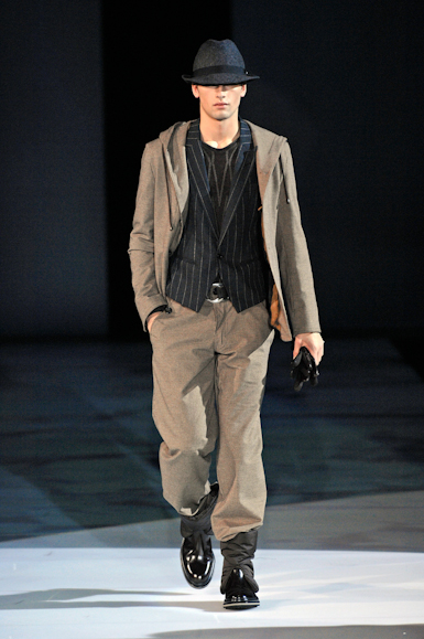 desfiles-emporioarmani-milaoinverno2008men-142