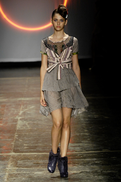 desfiles-erikaikezili-saopauloinverno2008rtw-111