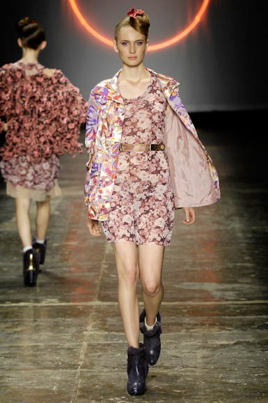 desfiles-erikaikezili-saopauloinverno2008rtw-115
