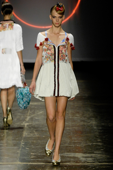 desfiles-erikaikezili-saopauloinverno2008rtw-127
