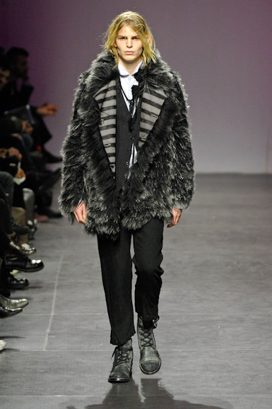desfiles-anndemeulemeester-parisinverno2008men-122