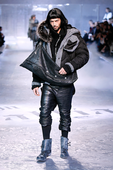 desfiles-johngalliano-parisinverno2008men-104