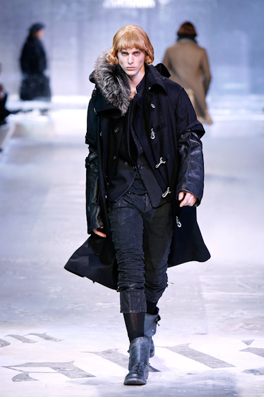 desfiles-johngalliano-parisinverno2008men-108