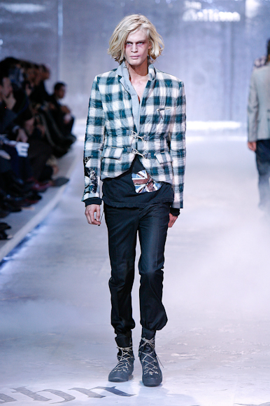 desfiles-johngalliano-parisinverno2008men-115