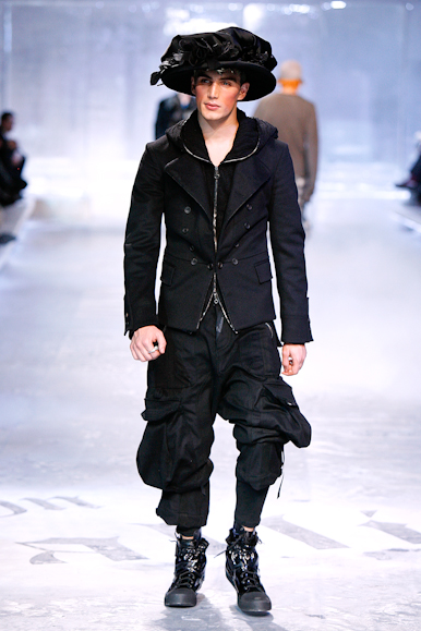 desfiles-johngalliano-parisinverno2008men-123