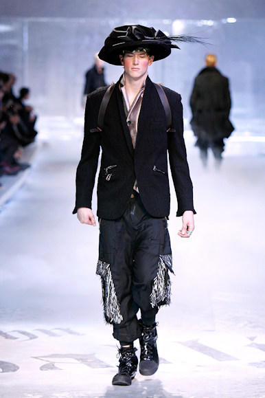 desfiles-johngalliano-parisinverno2008men-127