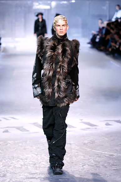 desfiles-johngalliano-parisinverno2008men-130