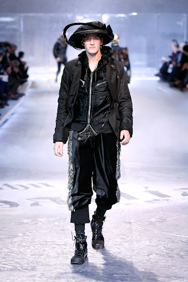 desfiles-johngalliano-parisinverno2008men-131