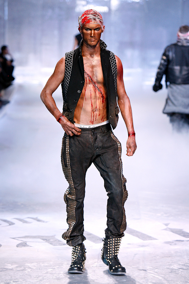 desfiles-johngalliano-parisinverno2008men-134