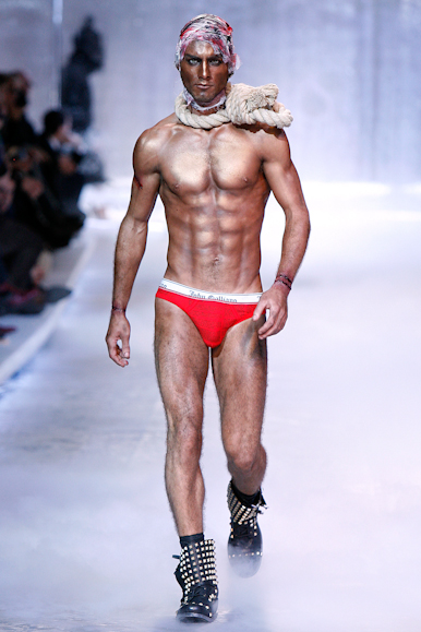 desfiles-johngalliano-parisinverno2008men-136