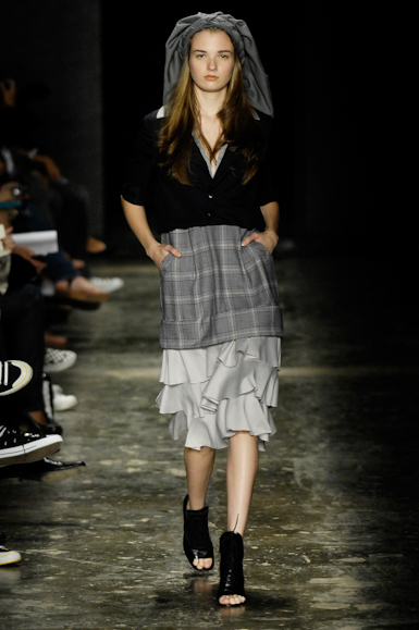 desfiles-simonenunes-saopauloinverno2008rtw-107