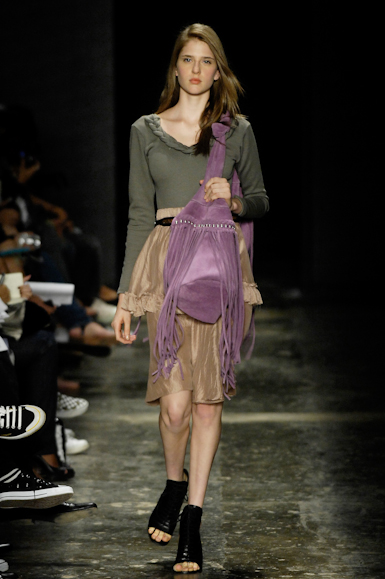 desfiles-simonenunes-saopauloinverno2008rtw-109