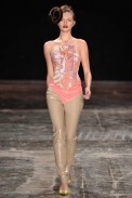 desfile-fbercsek-spfwverao2009rtw-116