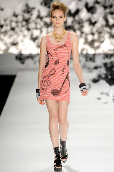 desfile-triton-spfwverao2009rtw-117