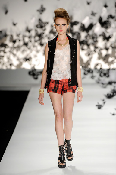 desfile-triton-spfwverao2009rtw-119