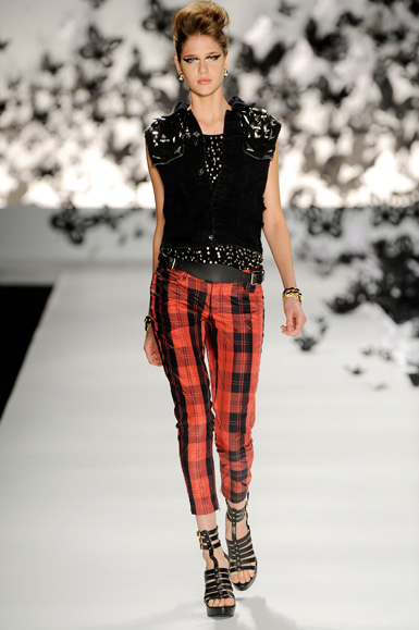 desfile-triton-spfwverao2009rtw-121