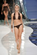 desfile-lenny-rioverao2009rtw-133