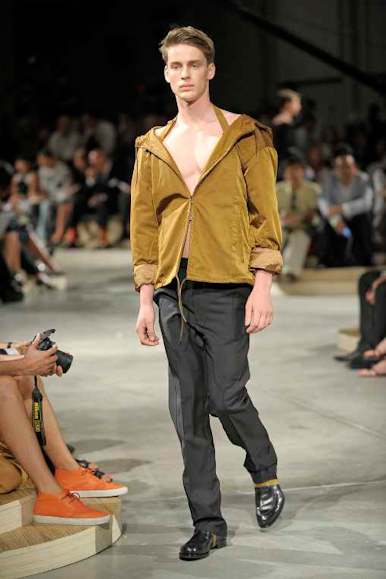 desfiles-prada-milaoverao2009menrtw-103