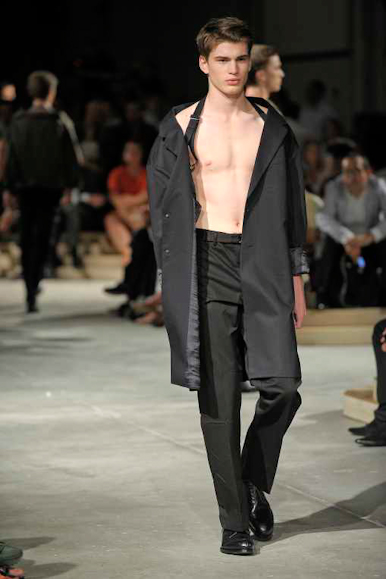 desfiles-prada-milaoverao2009menrtw-135