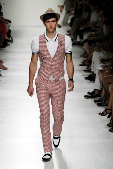 desfiles-moschino-milaoverao2009menrtw-106