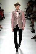 desfiles-moschino-milaoverao2009menrtw-108