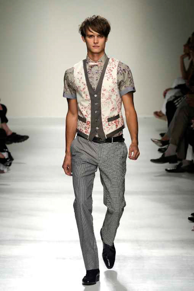 desfiles-moschino-milaoverao2009menrtw-120