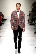 desfiles-moschino-milaoverao2009menrtw-131