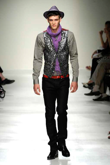 desfiles-moschino-milaoverao2009menrtw-135