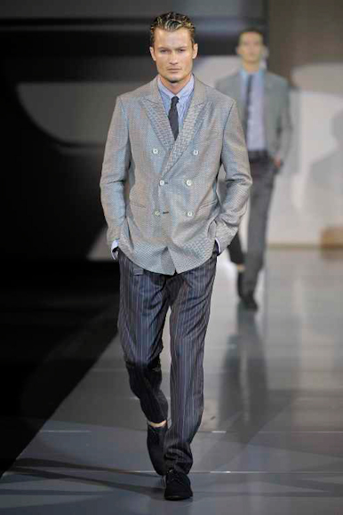 desfiles-emporioarmani-milaoverao2009menrtw-100