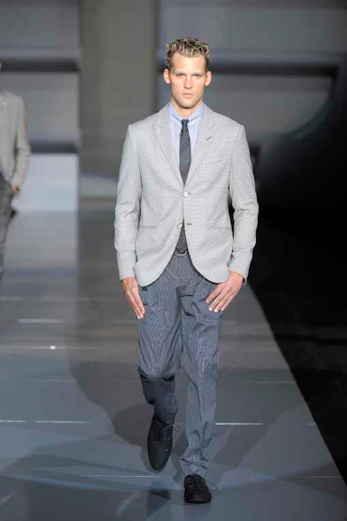 desfiles-emporioarmani-milaoverao2009menrtw-101