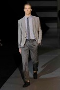 desfiles-emporioarmani-milaoverao2009menrtw-102