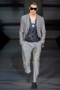 desfiles-emporioarmani-milaoverao2009menrtw-105