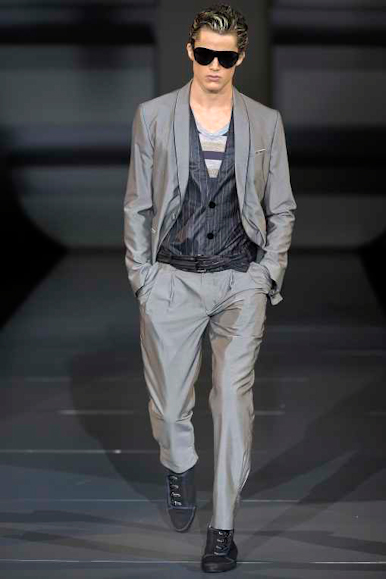 desfiles-emporioarmani-milaoverao2009menrtw-105