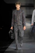 desfiles-emporioarmani-milaoverao2009menrtw-107