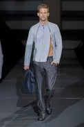 desfiles-emporioarmani-milaoverao2009menrtw-108