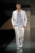 desfiles-emporioarmani-milaoverao2009menrtw-109